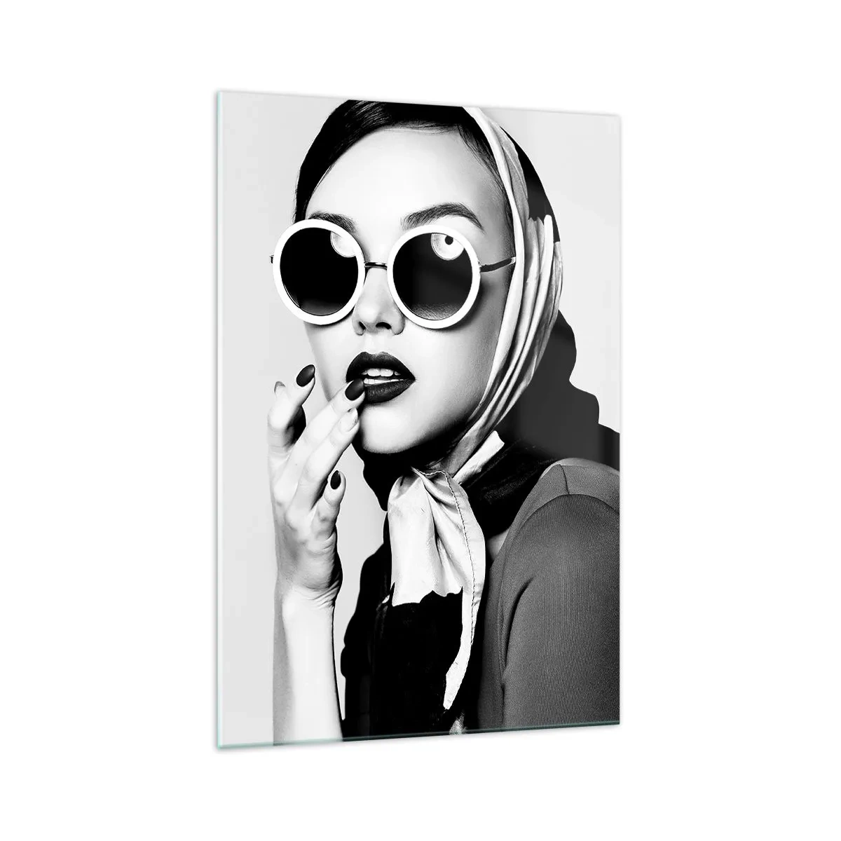 Glasbild - Bild auf glas - Schwarz-Weiß-Porträt einer Frau mit Brille und Kopftuch - 70x100cm - Grüße aus den 1960er Jahren - Moderne Wanddekoration für Wohnzimmer und Schlafzimmer ARTTOR