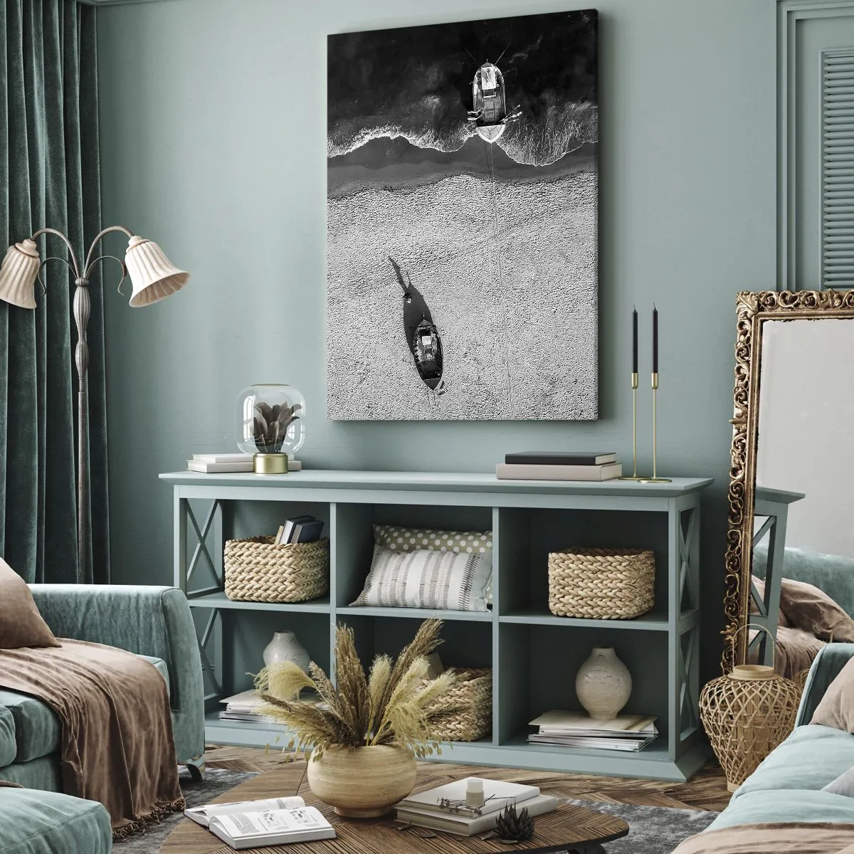Bild auf Leinwand - Leinwandbild - Schwarz-Weiß-Luftaufnahme von Booten am Strand - 50x70cm - Immer noch am Ufer… - Moderne Wanddekoration für Wohnzimmer und Schlafzimmer ARTTOR