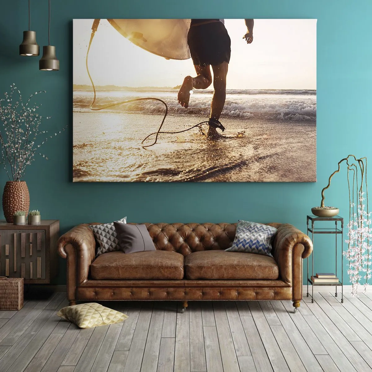 Bild auf Leinwand - Leinwandbild - Ein Surfer läuft mit seinem Brett in der Sonne am Strand entlang. - 100x70cm - Um die Welle zu treffen - Moderne Wanddekoration für Wohnzimmer und Schlafzimmer ARTTOR
