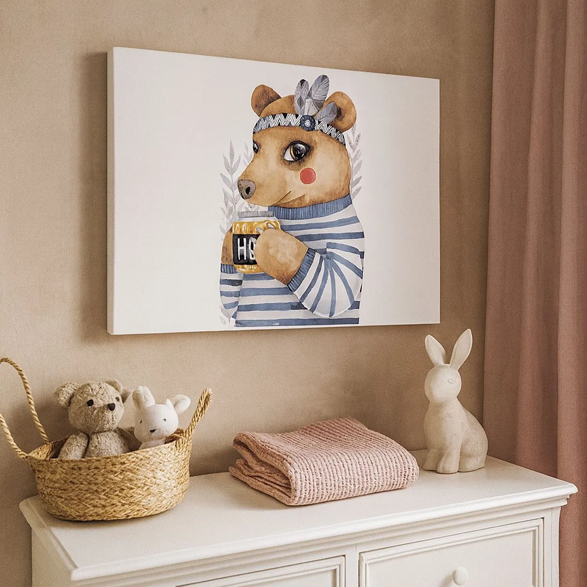 Bild auf Leinwand - Leinwandbild - Ein Teddybär im gestreiften Pullover mit einer Tasse Honig - 70x50cm - Süße Bärin - Moderne Wanddekoration für Wohnzimmer und Schlafzimmer ARTTOR