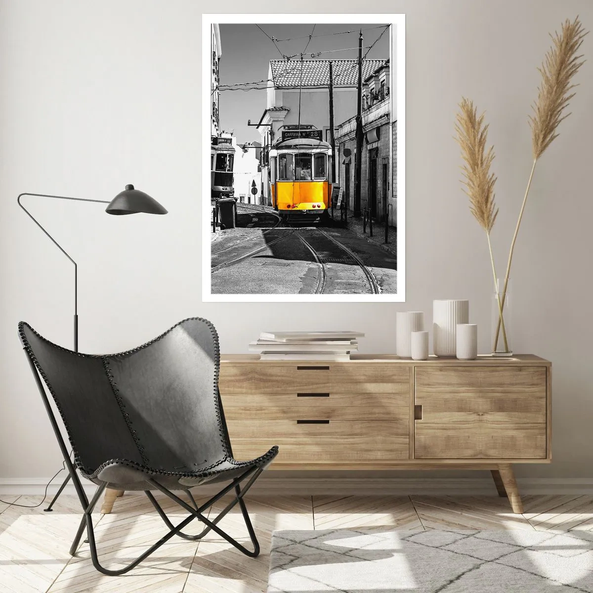 Poster - Eine gelbe Straßenbahn auf den Straßen der Stadt in einer schwarz-weißen Umgebung - 50x70cm - Der Geist von Lissabon - Moderne Wanddekoration für Wohnzimmer und Schlafzimmer ARTTOR