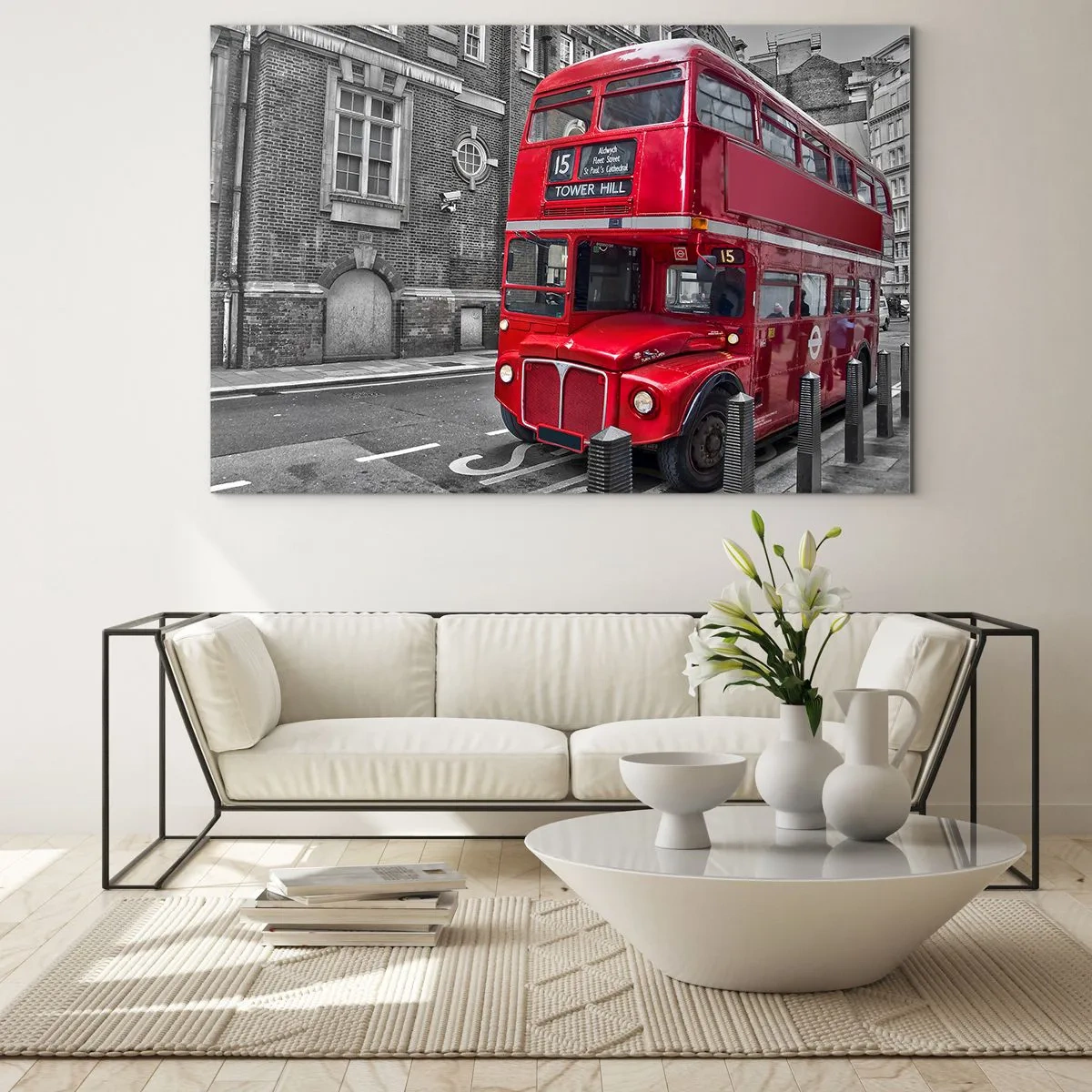 Glasbild - Bild auf glas - Ein roter Londoner Bus vor einem schwarz-weißen Straßenhintergrund - 70x50cm - Immer gleich - Moderne Wanddekoration für Wohnzimmer und Schlafzimmer ARTTOR