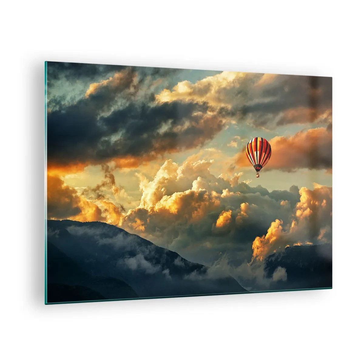 Glasbild - Bild auf glas - Ein Ballon, der bei Sonnenuntergang zwischen den Wolken über den Bergen schwebt - 70x50cm - Ich fliege, weil ich es will - Moderne Wanddekoration für Wohnzimmer und Schlafzimmer ARTTOR