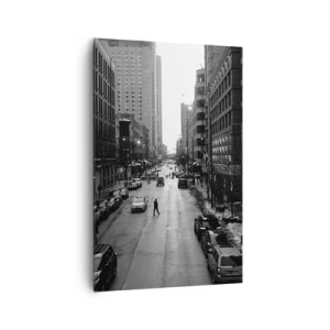 Bild auf Leinwand - Leinwandbild - Eine schwarz-weiße Straße mitten in der Stadt mit Autos und Fußgängern - 80x120cm - Ein weiterer Tag wie jeder andere Tag - Moderne Wanddekoration für Wohnzimmer und Schlafzimmer ARTTOR