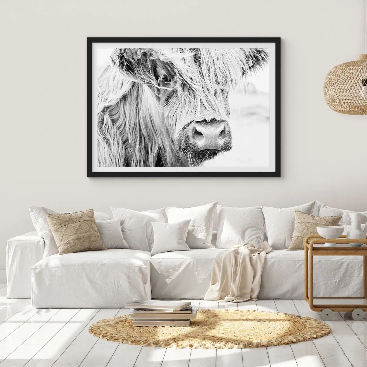 Poster in einem schwarzem Rahmen - Porträt einer schottischen Kuh in Schwarz und Weiß - 100x70cm - Schottische Wildheit - Moderne Wanddekoration für Wohnzimmer und Schlafzimmer ARTTOR
