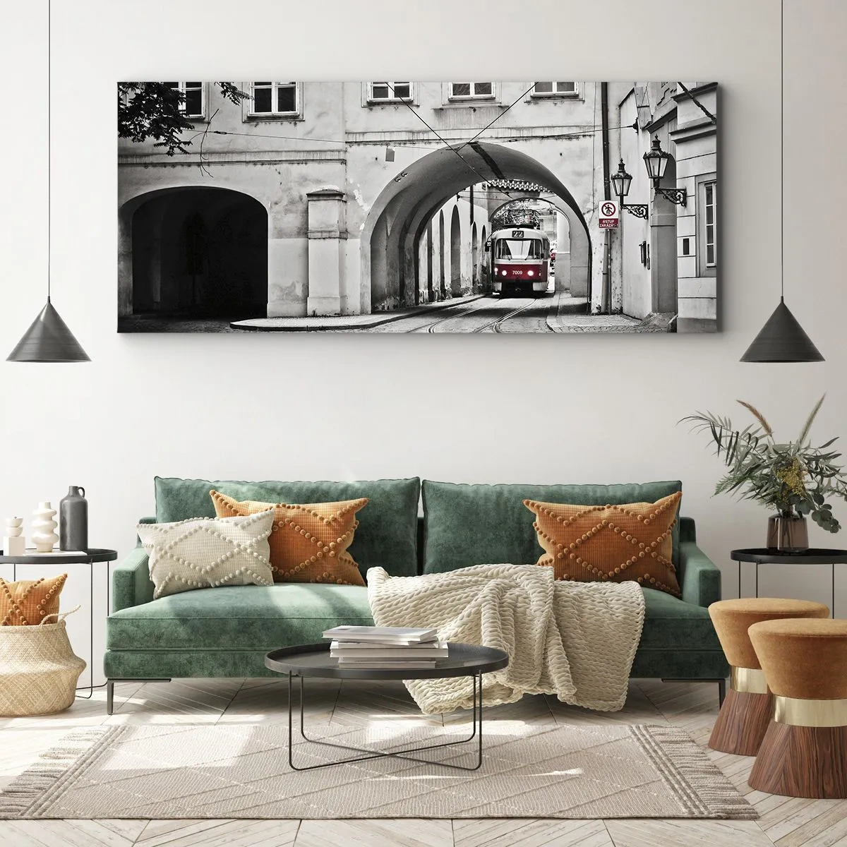 Bild auf Leinwand - Leinwandbild - Eine schwarz-weiße Straßenbahn in einer historischen Stadtstraße - 160x50cm - Durch das Stadtlabyrinth - Moderne Wanddekoration für Wohnzimmer und Schlafzimmer ARTTOR