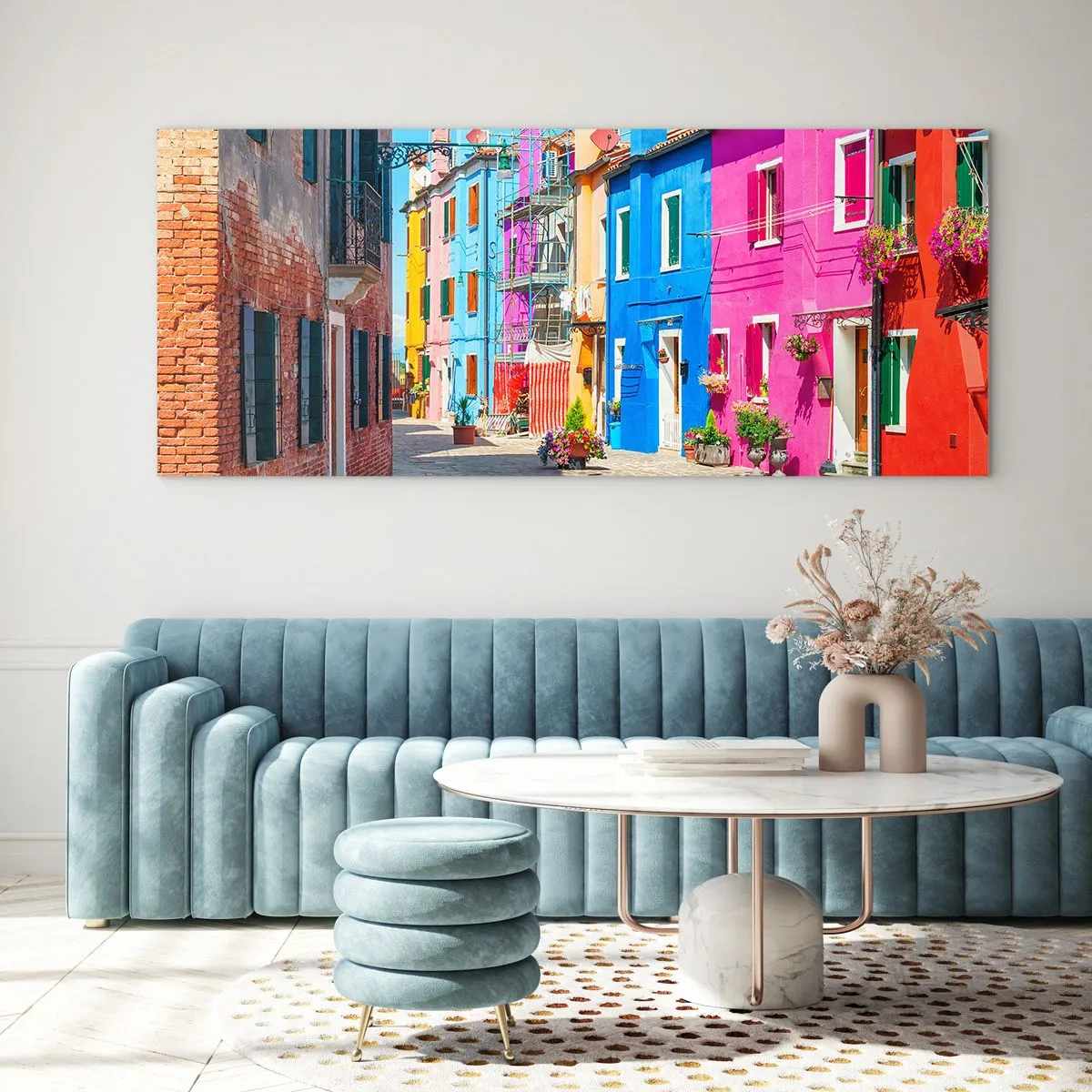 Glasbild - Bild auf glas - Bunte Gebäude in einer engen Stadtstraße - 120x50cm - Städtchen "Zu Papageien" - Moderne Wanddekoration für Wohnzimmer und Schlafzimmer ARTTOR