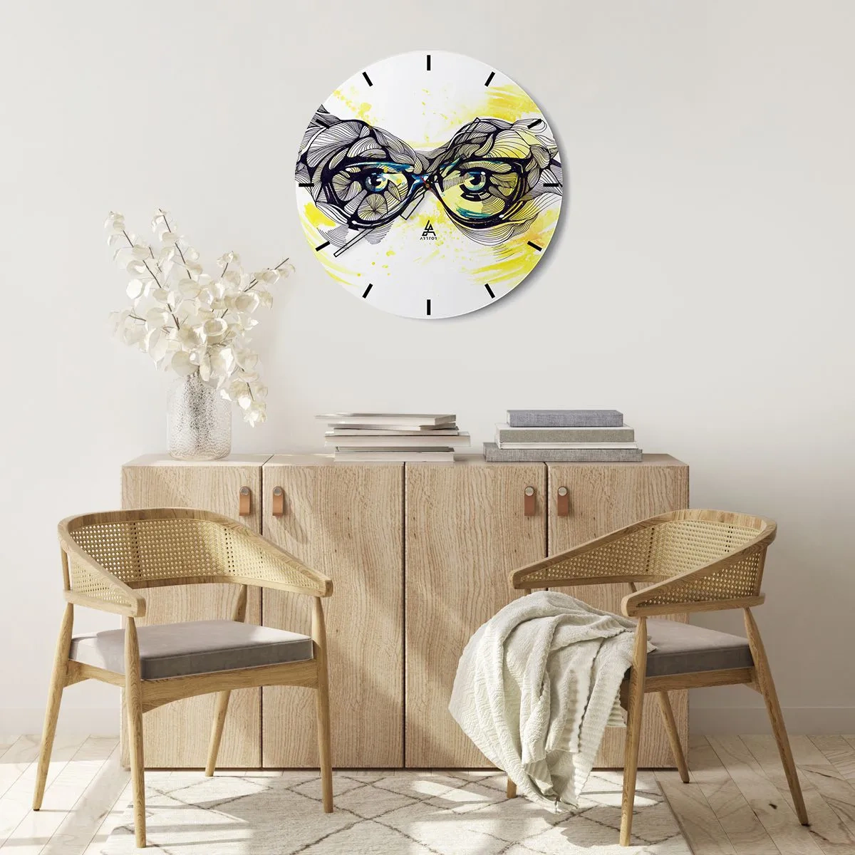 Wanduhr - Glasuhr - Blaue Brille im künstlerischen Stil mit geometrischen Details und gelbem Hintergrund. - 30x30cm - Durch blaue Brille - Moderne Wanddekoration für Wohnzimmer, Küche und Schlafzimmer ARTTOR