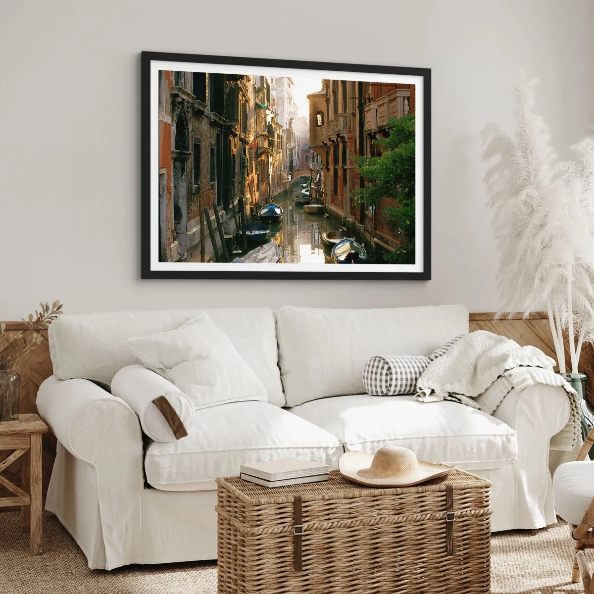 Poster in einem schwarzem Rahmen - Ein malerischer Kanal in Venedig mit Booten und einer Brücke - 100x70cm - In einer venezianischen Gasse - Moderne Wanddekoration für Wohnzimmer und Schlafzimmer ARTTOR