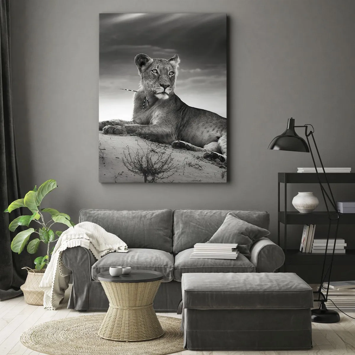 Bild auf Leinwand - Leinwandbild - Schwarz-Weiß-Porträt einer Löwin in der Savanne - 80x120cm - Die Königin der Wüstenruhe - Moderne Wanddekoration für Wohnzimmer und Schlafzimmer ARTTOR