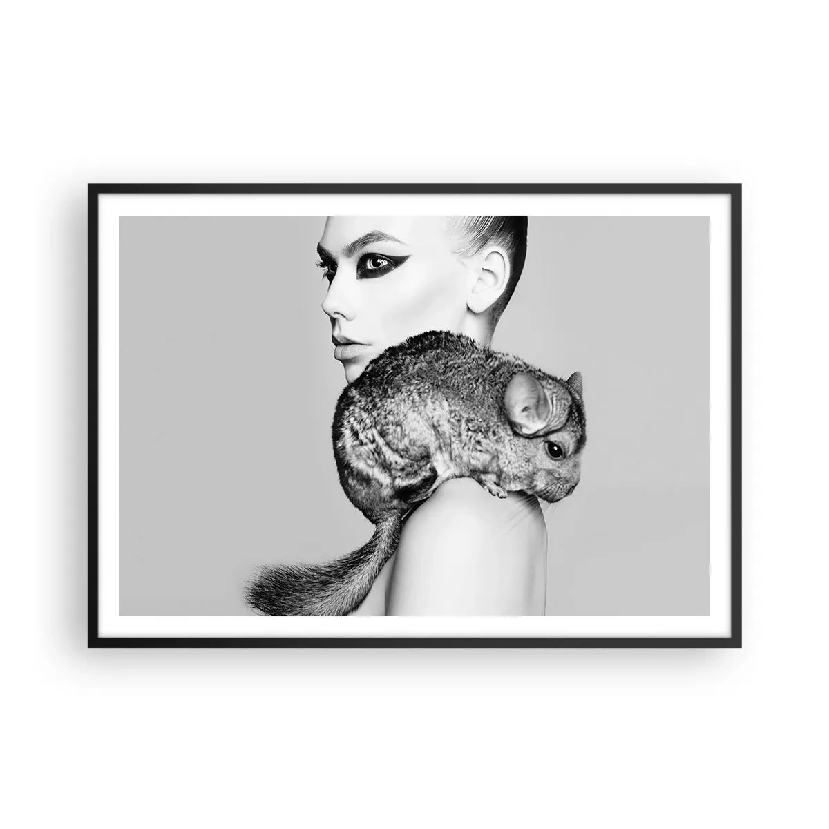 Poster in einem schwarzem Rahmen - Stilisierte Frau mit einem Chinchilla in einer eleganten Schwarz-Weiß-Komposition - 100x70cm - Dame mit einem Chinchilla - Moderne Wanddekoration für Wohnzimmer und Schlafzimmer ARTTOR