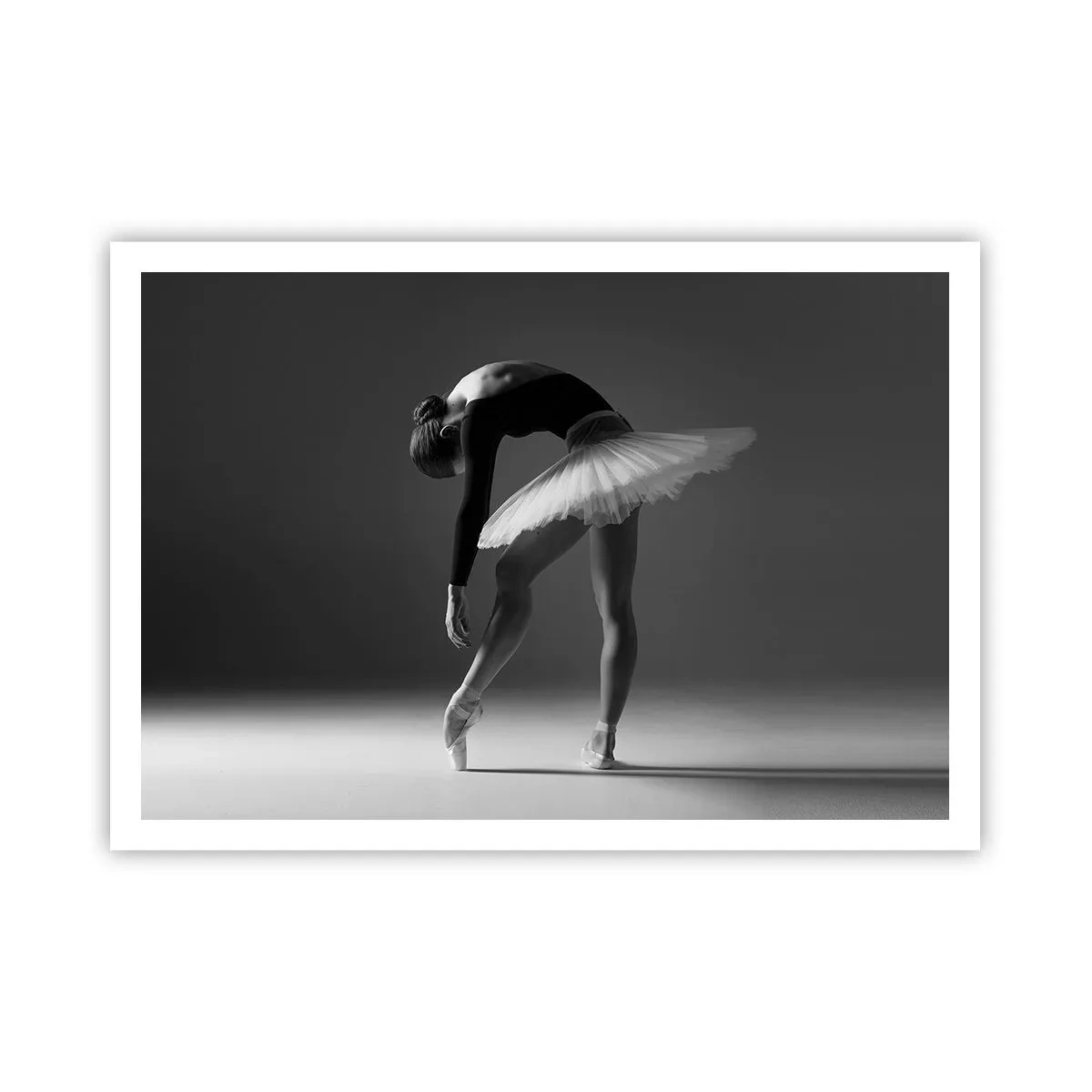 Poster - Eine Ballerina in eleganter Pose vor schwarz-weißem Hintergrund - 100x70cm - Bella Ballerina - Moderne Wanddekoration für Wohnzimmer und Schlafzimmer ARTTOR