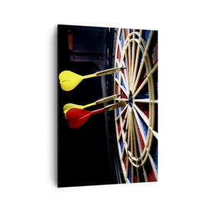 Bild auf Leinwand - Leinwandbild - Eine Dartscheibe mit getroffenen Darts auf schwarzem Hintergrund - 70x100cm - Auf den Punkt gebracht - Moderne Wanddekoration für Wohnzimmer und Schlafzimmer ARTTOR