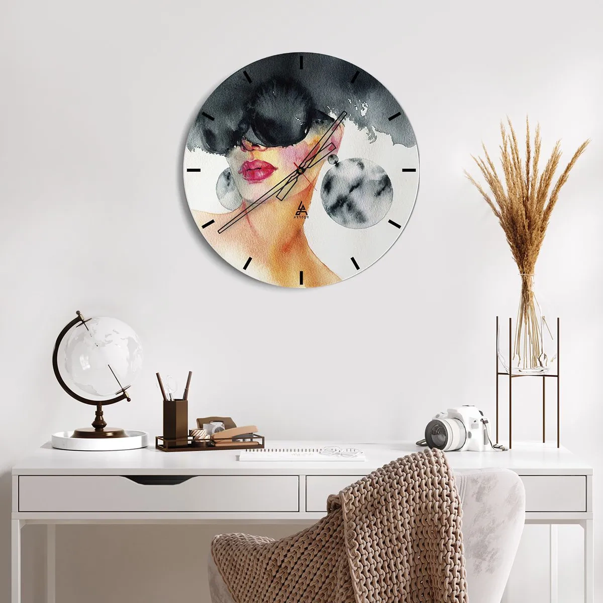 Wanduhr - Glasuhr - Porträt einer Frau mit Brille und großen Ohrringen, Aquarell - 30x30cm - Das Geheimnis der Eleganz - Moderne Wanddekoration für Wohnzimmer, Küche und Schlafzimmer ARTTOR