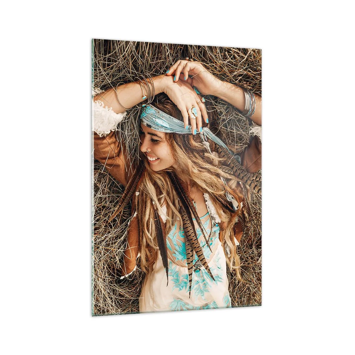Glasbild - Bild auf glas - Frau im Boho-Stil liegt auf Heu - 70x100cm - Auf dem Weg in den Sommer der Liebe - Moderne Wanddekoration für Wohnzimmer und Schlafzimmer ARTTOR