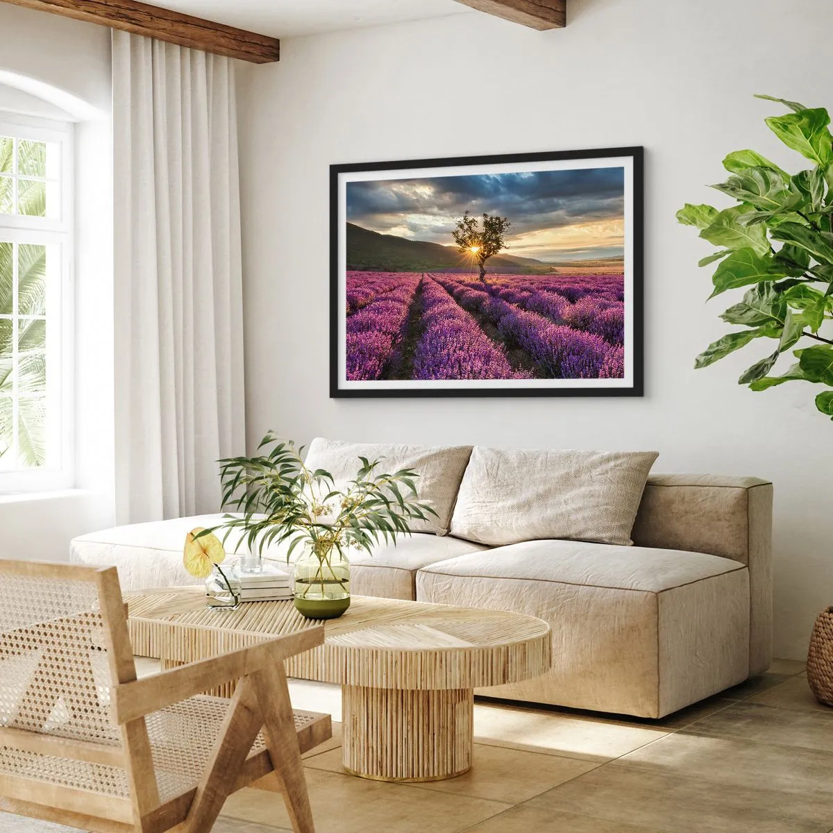 Poster in einem schwarzem Rahmen - Ein Lavendelfeld mit einem einsamen Baum bei Sonnenuntergang - 100x70cm - Fliederfarbenes Aroma - Moderne Wanddekoration für Wohnzimmer und Schlafzimmer ARTTOR