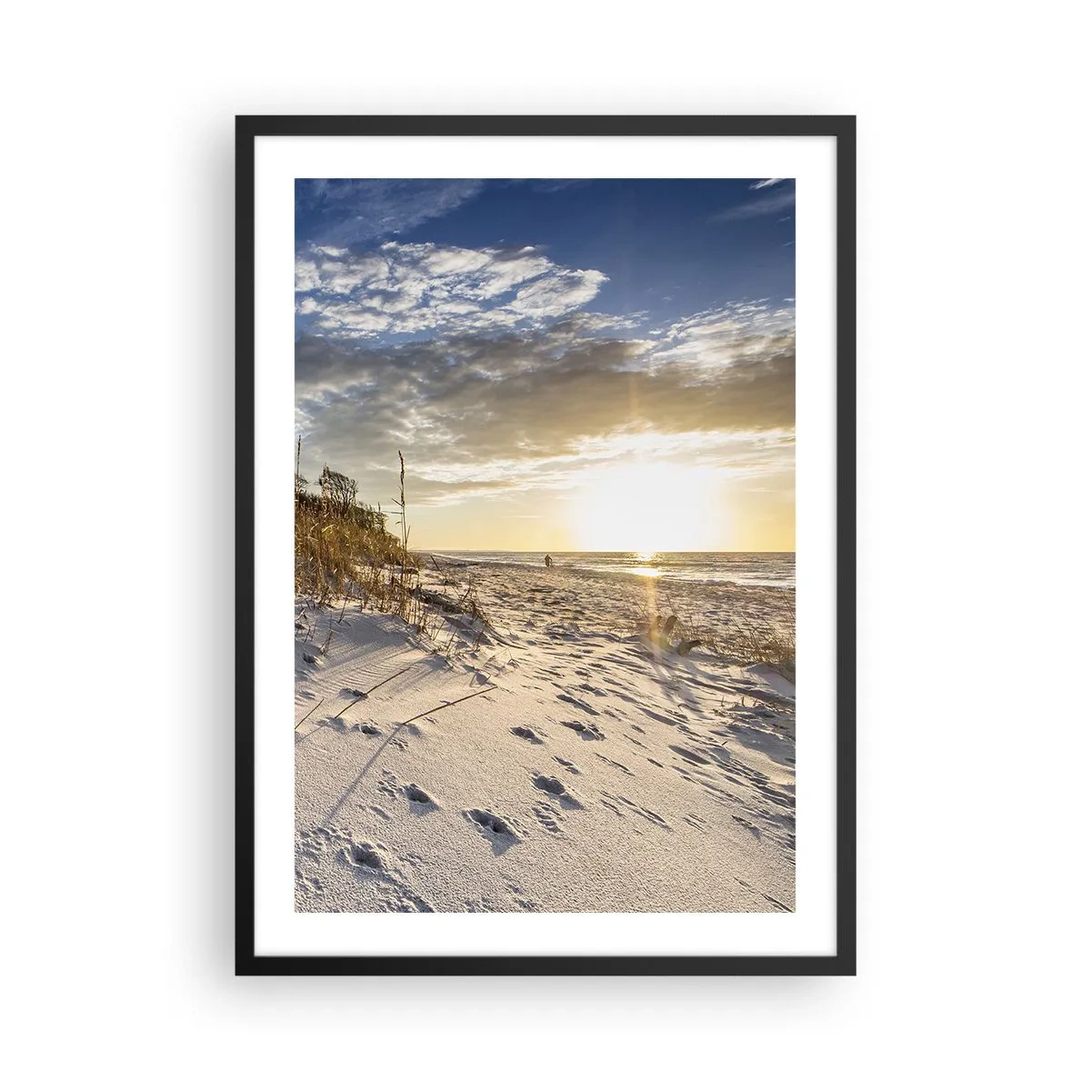 Poster in einem schwarzem Rahmen - Ein Sandstrand, beleuchtet von der untergehenden Sonne - 50x70cm - Einladung zu einem Spaziergang - Moderne Wanddekoration für Wohnzimmer und Schlafzimmer ARTTOR