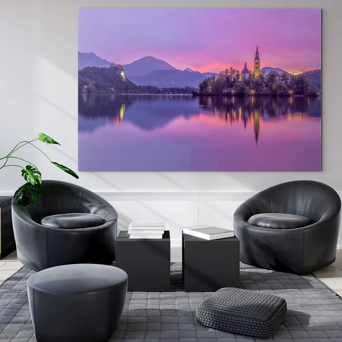 Glasbild - Bild auf glas - Eine Kirche auf einer Insel mit Bergen und einem Sonnenuntergang im Hintergrund - 100x70cm - Eine märchenhafte Insel in der Abenddämmerung - Moderne Wanddekoration für Wohnzimmer und Schlafzimmer ARTTOR