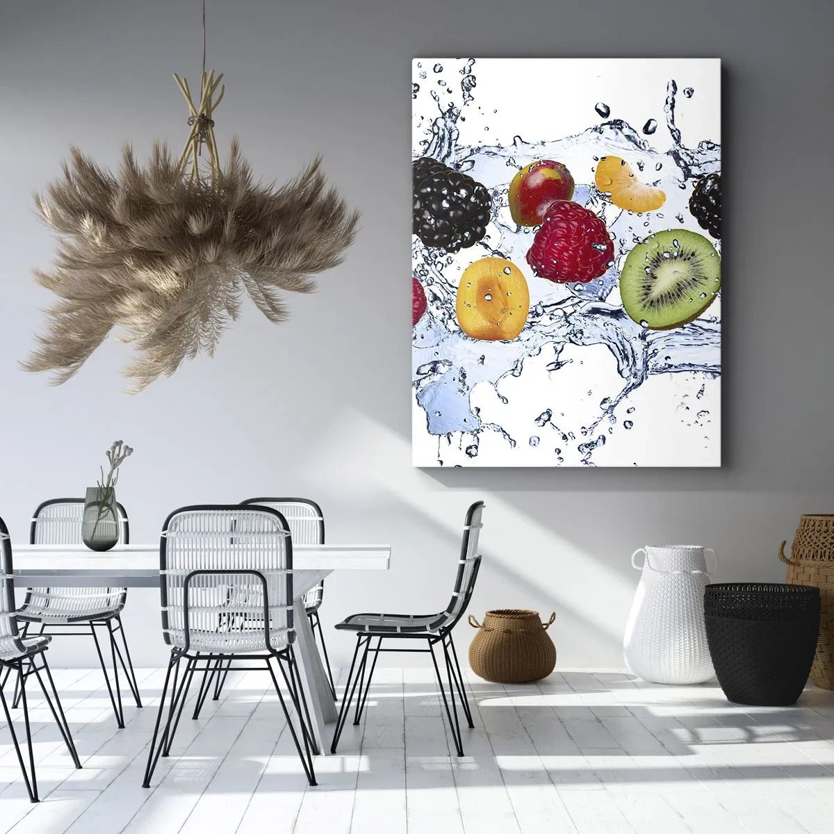 Bild auf Leinwand - Leinwandbild - Bunte Früchte in Wasserspritzern auf weißem Hintergrund eingetaucht - 50x70cm - Viel Spaß mit uns - Moderne Wanddekoration für Wohnzimmer und Schlafzimmer ARTTOR