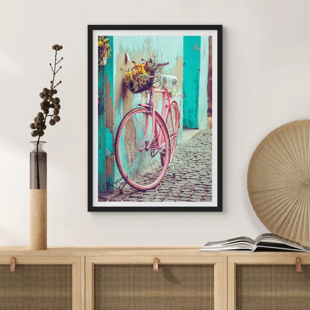 Poster in einem schwarzem Rahmen - Ein rosa Fahrrad mit einem Korb auf einer rustikalen Straße - 50x70cm - Ich komme gleich wieder - Moderne Wanddekoration für Wohnzimmer und Schlafzimmer ARTTOR