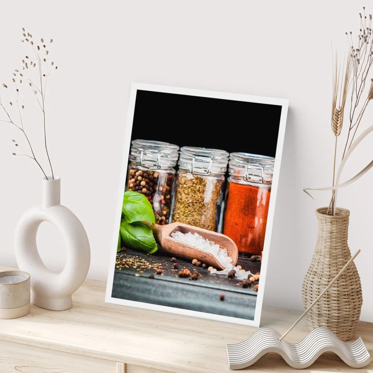 Poster - Gläser mit Gewürzen auf dunklem Hintergrund - 50x70cm - Für einen Geschmack des Lebens - Moderne Wanddekoration für Wohnzimmer und Schlafzimmer ARTTOR