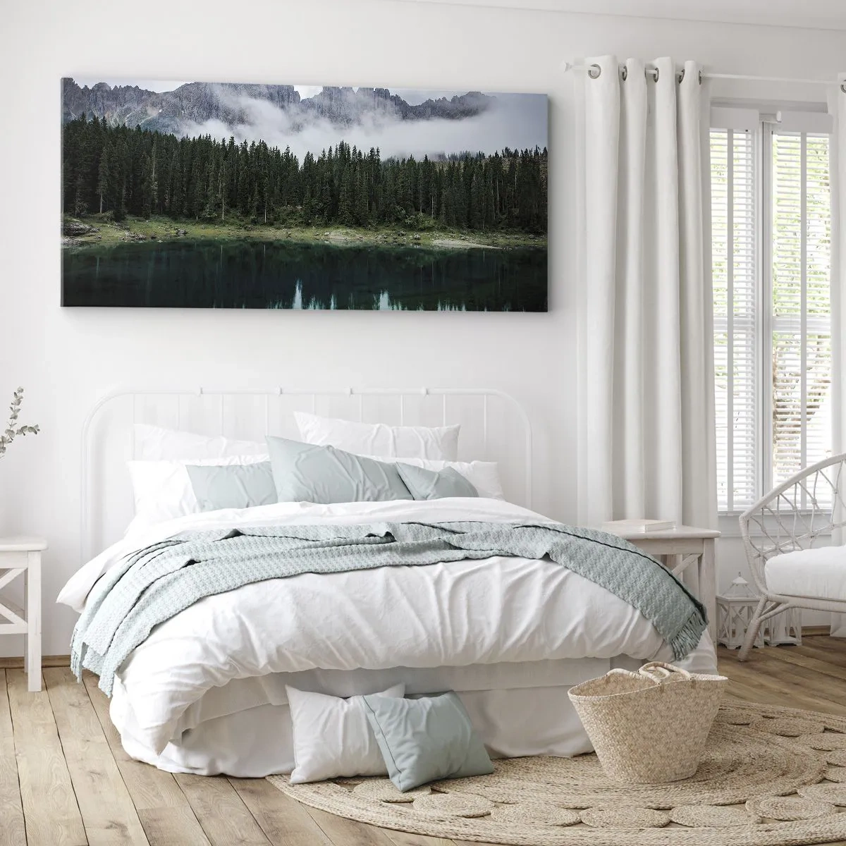 Bild auf Leinwand - Leinwandbild - Eine Berglandschaft mit einem Wald und einem See, in dem sich der Himmel spiegelt - 120x50cm - Leise, leise, lass uns das Trinkwasser nicht wecken ... - Moderne Wanddekoration für Wohnzimmer und Schlafzimmer ARTTOR