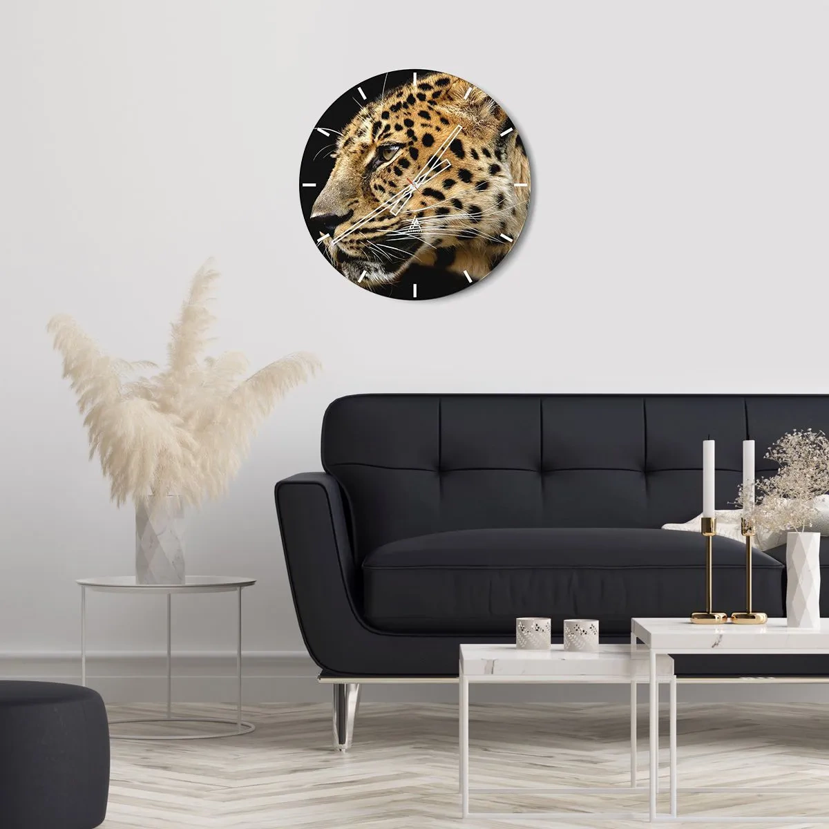 Wanduhr - Glasuhr - Nahaufnahme des Kopfes eines Leoparden vor schwarzem Hintergrund - 30x30cm - Ruhig, fokussiert, bereit - Moderne Wanddekoration für Wohnzimmer, Küche und Schlafzimmer ARTTOR