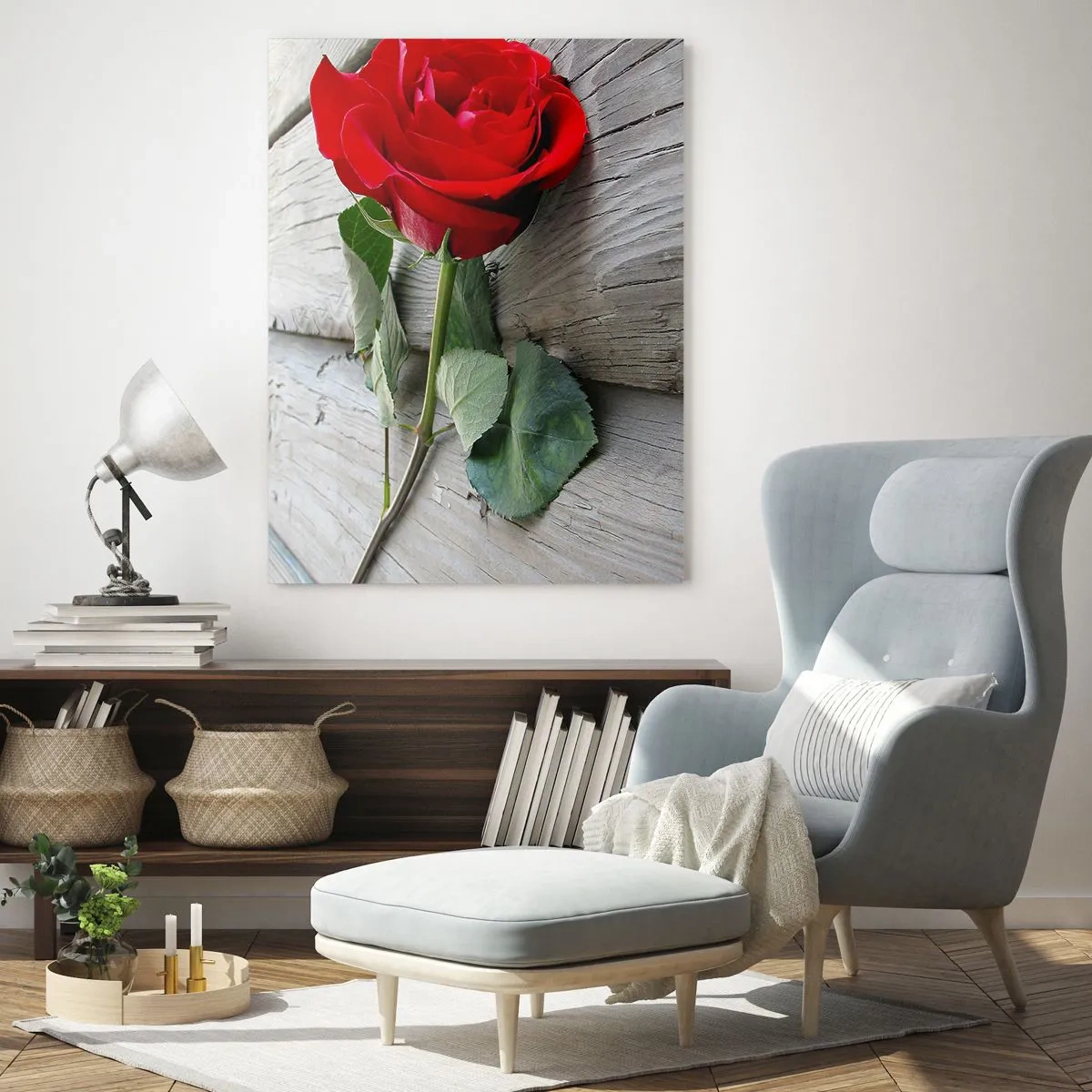 Glasbild - Bild auf glas - Rote Rose auf einem Holzbrett - 50x70cm - Eine Studie in Scharlachrot - Moderne Wanddekoration für Wohnzimmer und Schlafzimmer ARTTOR
