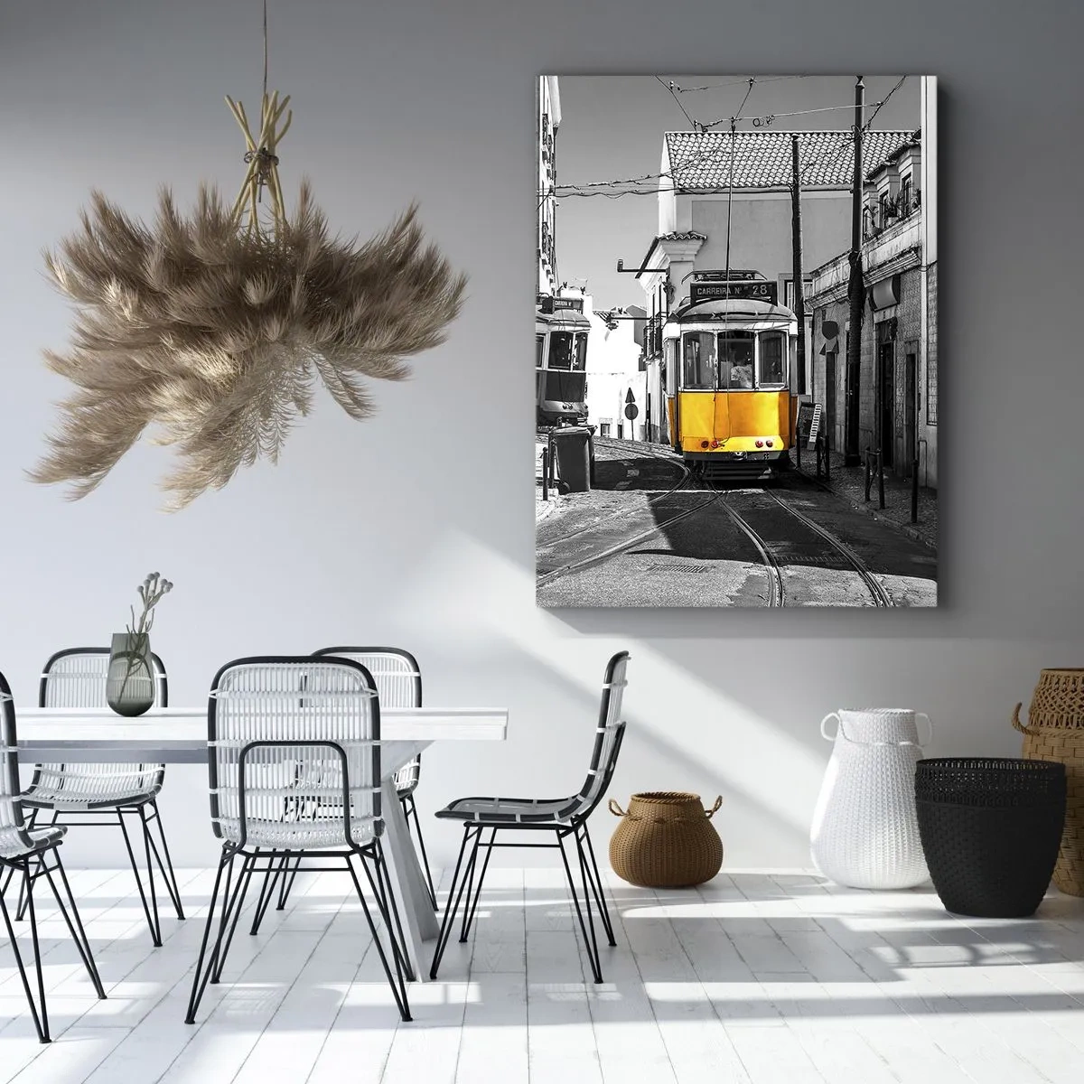 Bild auf Leinwand - Leinwandbild - Eine gelbe Straßenbahn auf den Straßen von Lissabon in einer monochromen Umgebung - 70x100cm - Der Geist von Lissabon - Moderne Wanddekoration für Wohnzimmer und Schlafzimmer ARTTOR