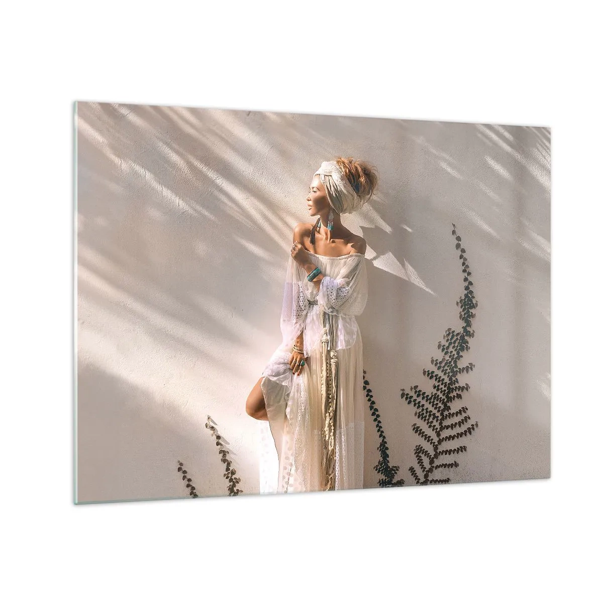 Glasbild - Bild auf glas - Eine Frau im Boho-Stil vor dem Hintergrund einer hellen Wand und Pflanzenschatten - 70x50cm - Die Sonne und das Mädchen - Moderne Wanddekoration für Wohnzimmer und Schlafzimmer ARTTOR