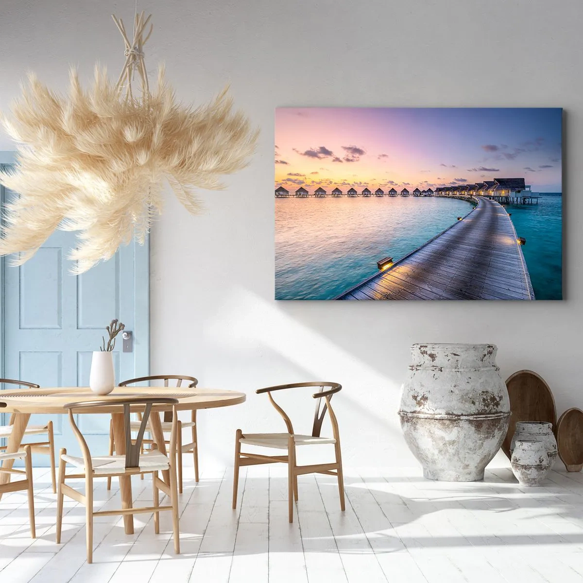 Bild auf Leinwand - Leinwandbild - Der Pier, der bei Sonnenuntergang zu den Cottages am Wasser führt - 100x70cm - Urlaub - zurück zu den Quellen - Moderne Wanddekoration für Wohnzimmer und Schlafzimmer ARTTOR