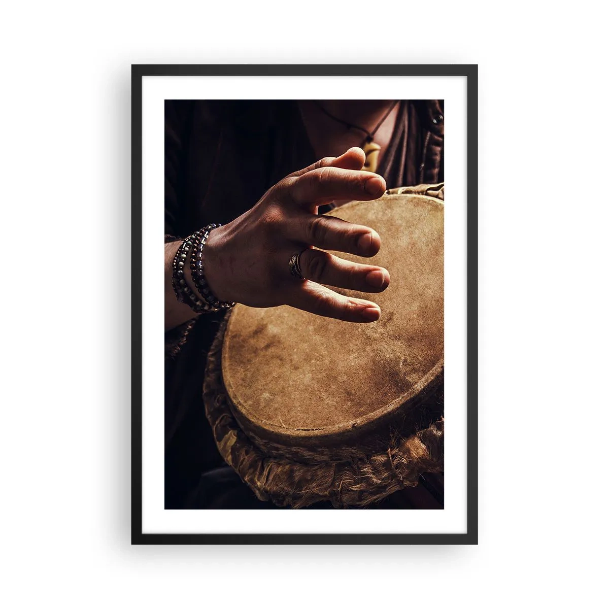 Poster in einem schwarzem Rahmen - Eine Hand spielt eine Trommel in warmem Licht - 50x70cm - Im Rhythmus des Herzens - Moderne Wanddekoration für Wohnzimmer und Schlafzimmer ARTTOR