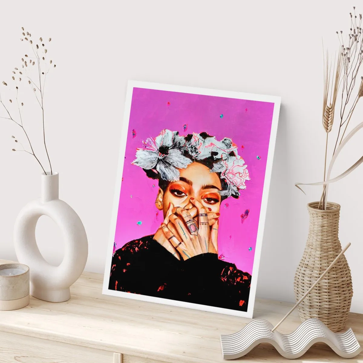 Poster - Ein ausdrucksstarkes Frauenporträt vor einem intensiv rosa Hintergrund. - 50x70cm - Bisschen verrückt - Moderne Wanddekoration für Wohnzimmer und Schlafzimmer ARTTOR