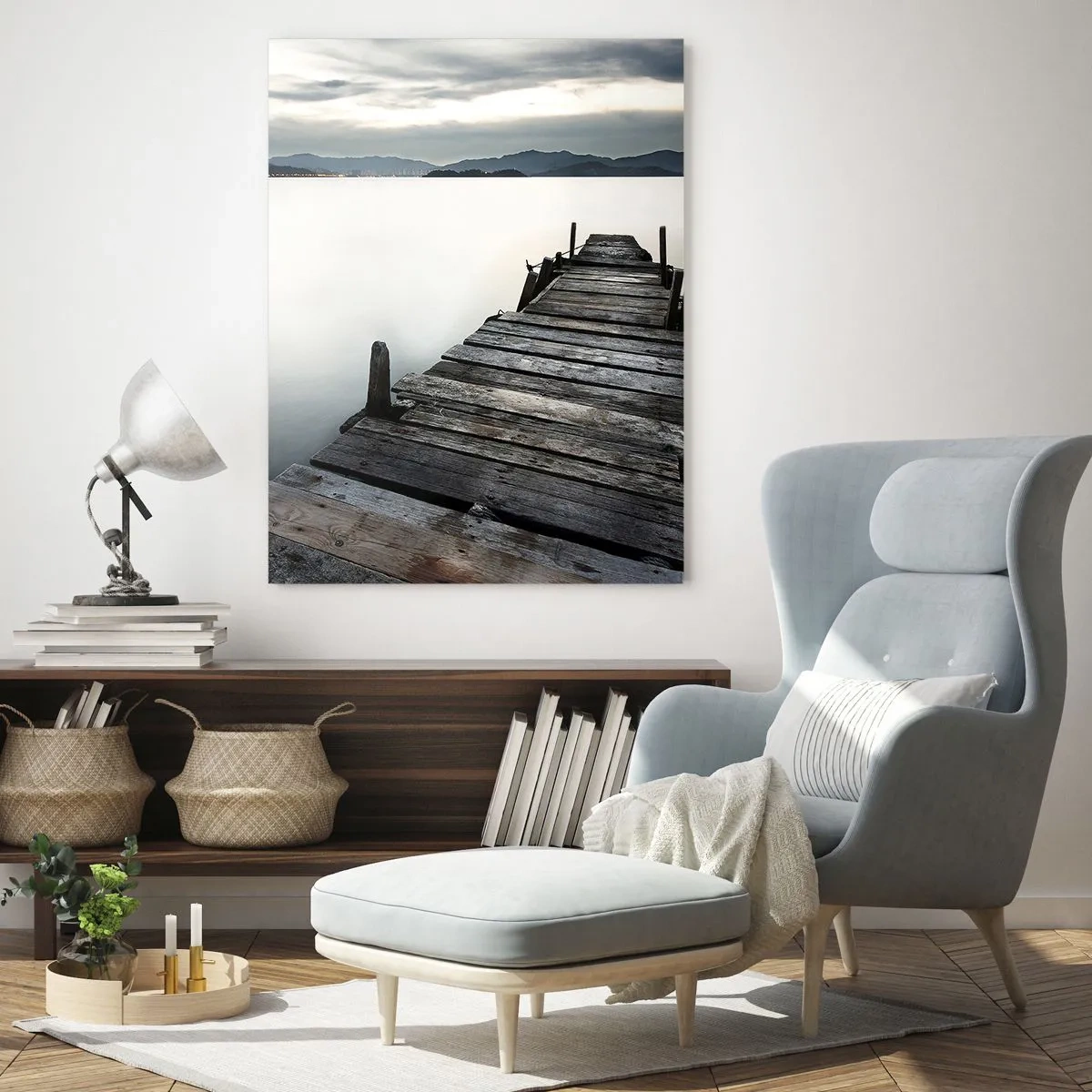 Glasbild - Bild auf glas - Ein Holzsteg vor der Kulisse eines ruhigen Sees in der Abenddämmerung - 50x70cm - Tauchen Sie ein in Ruhe - Moderne Wanddekoration für Wohnzimmer und Schlafzimmer ARTTOR