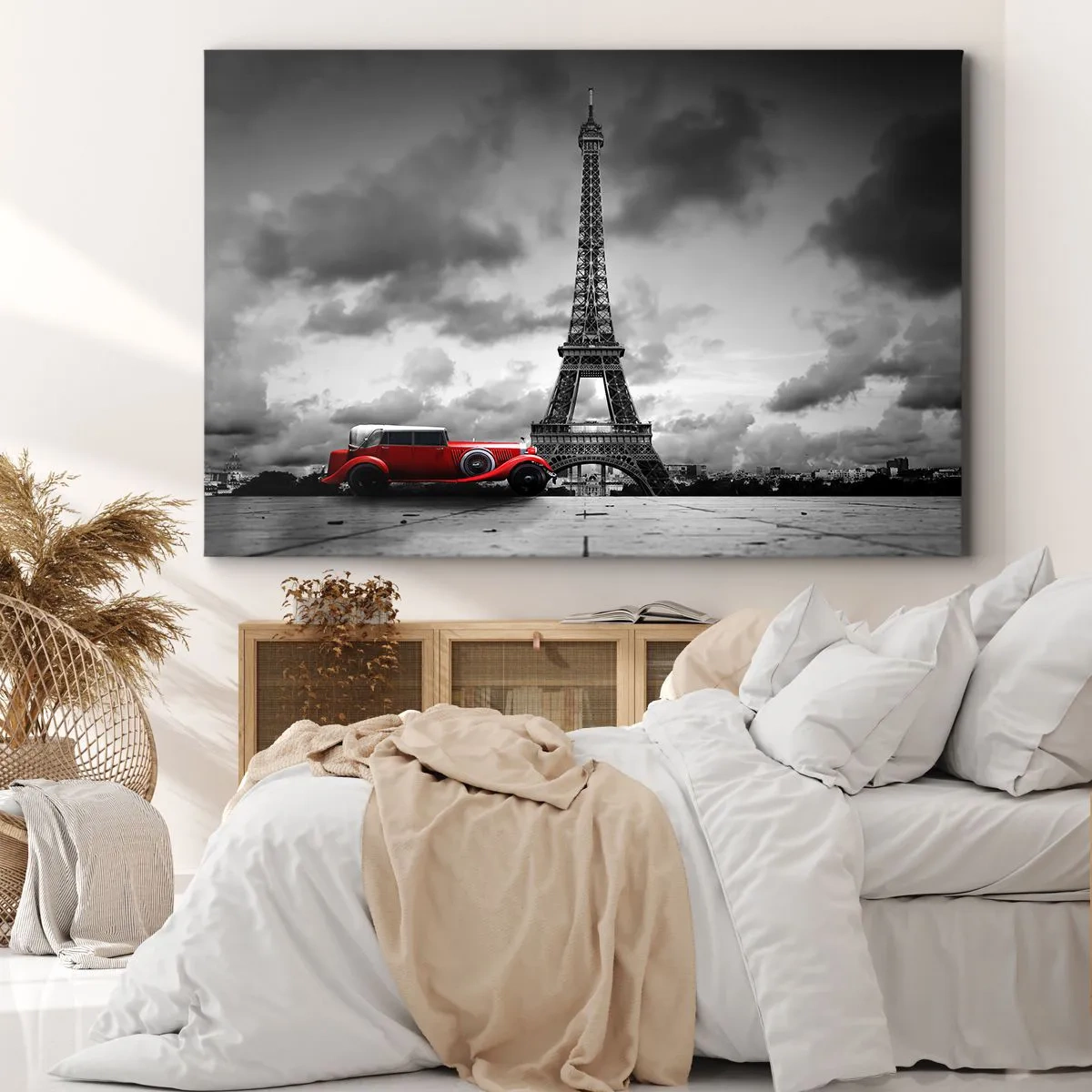Bild auf Leinwand - Leinwandbild - Rotes Retro-Auto vor dem Eiffelturm in Schwarz und Weiß - 100x70cm - Vor nicht allzu langer Zeit in Paris - Moderne Wanddekoration für Wohnzimmer und Schlafzimmer ARTTOR