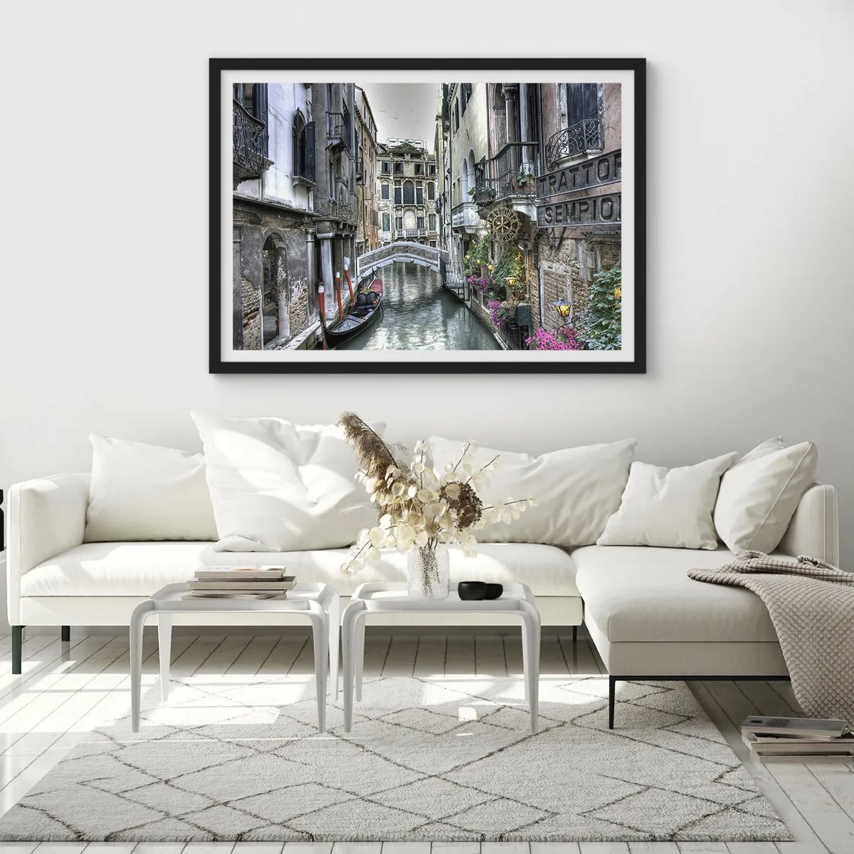 Poster in einem schwarzem Rahmen - Venezianischer Kanal mit Gondel und Steinbrücke - 70x50cm - Seit Jahrhunderten in stiller Besinnung - Moderne Wanddekoration für Wohnzimmer und Schlafzimmer ARTTOR