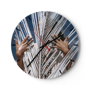 Wanduhr - Glasuhr - Mit Ringen verzierte Hände hinter weißen Palmblättern - 30x30cm - Das Mädchen des Schamanen? - Moderne Wanddekoration für Wohnzimmer, Küche und Schlafzimmer ARTTOR