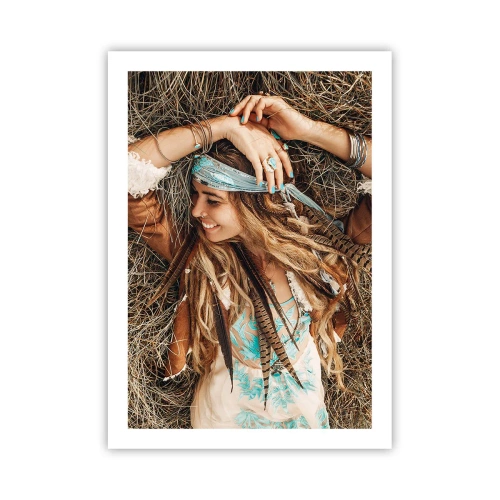 Poster - Eine Frau im Boho-Stil mit Dreadlocks und Ornamenten vor einem Hintergrund aus trockenem Gras. - 50x70cm - Auf dem Weg in den Sommer der Liebe - Moderne Wanddekoration für Wohnzimmer und Schlafzimmer ARTTOR