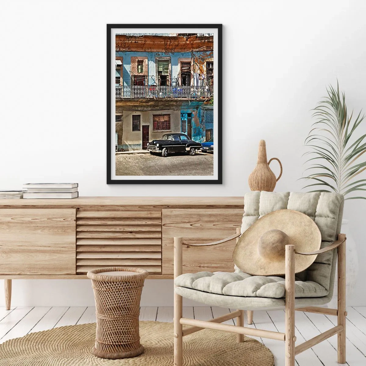 Poster in einem schwarzem Rahmen - Ein altes Mietshaus mit einem Oldtimer - 50x70cm - Havanna-Stimmung - Moderne Wanddekoration für Wohnzimmer und Schlafzimmer ARTTOR