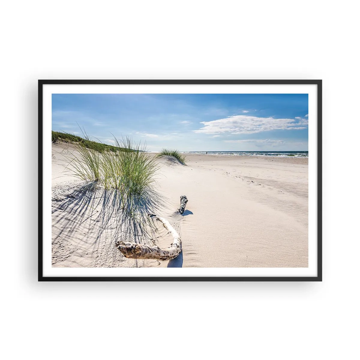 Poster in einem schwarzem Rahmen - Ein Ostseestrand mit Sand, Gras und einem ruhigen blauen Himmel - 100x70cm - Der schönste Strand? Ostsee-Strand - Moderne Wanddekoration für Wohnzimmer und Schlafzimmer ARTTOR