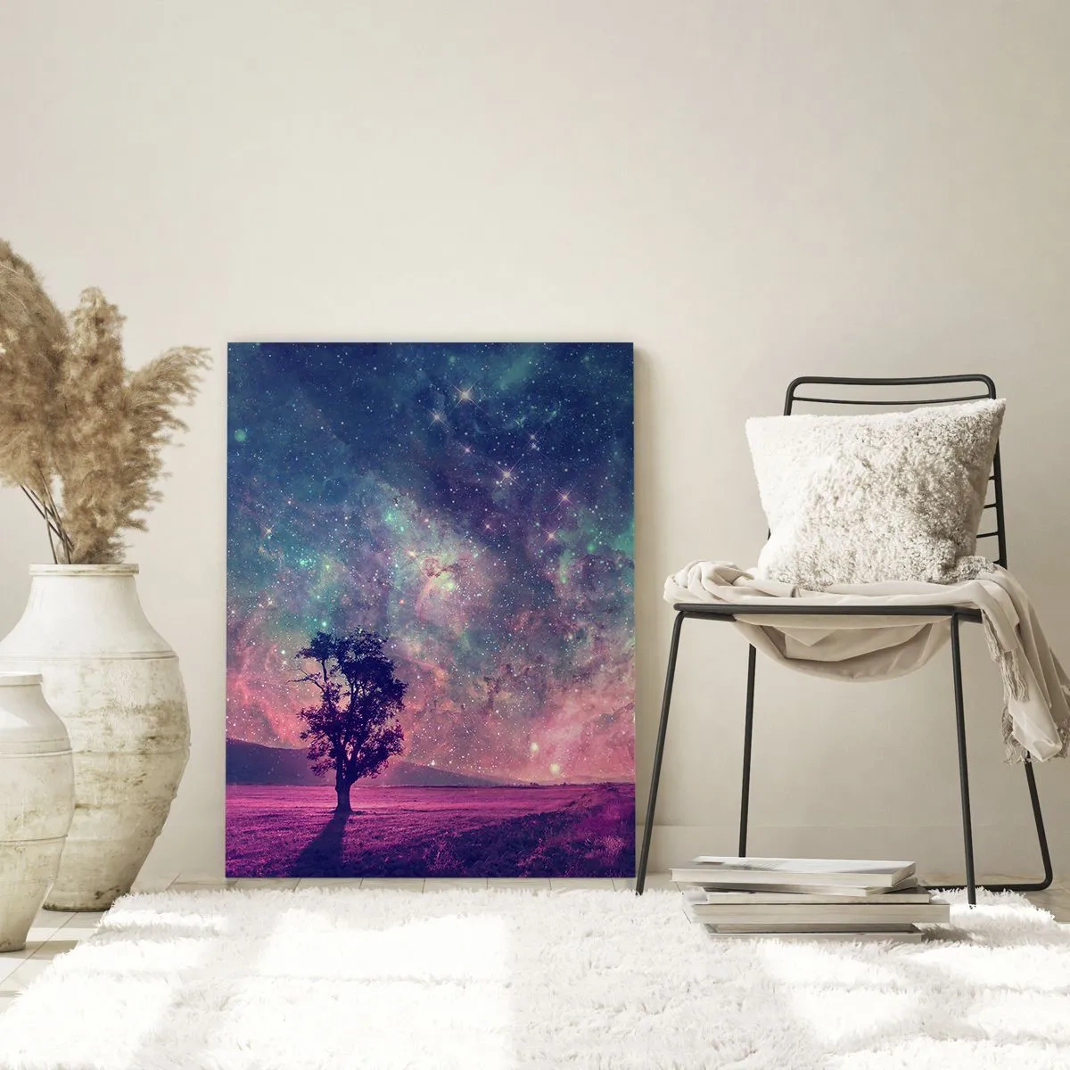 Glasbild - Bild auf glas - Ein Baum vor einem Sternenhimmel in violetten und blauen Farben - 80x120cm - Unter dem magischen Himmel - Moderne Wanddekoration für Wohnzimmer und Schlafzimmer ARTTOR