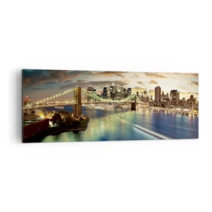 Bild auf Leinwand - Leinwandbild - Eine beleuchtete Brücke mit der Stadt im Hintergrund, deren Lichter sich im Wasser spiegeln. - 140x50cm - Ein heller Abend über Manhattan - Moderne Wanddekoration für Wohnzimmer und Schlafzimmer ARTTOR