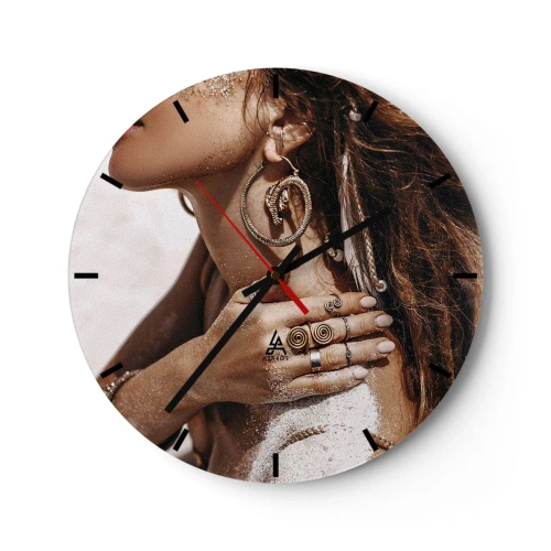 Wanduhr - Glasuhr - Eine Frau mit kunstvollem Schmuck vor einem Hintergrund aus Sand und Licht - 30x30cm - Königin des wilden Strandes - Moderne Wanddekoration für Wohnzimmer, Küche und Schlafzimmer ARTTOR
