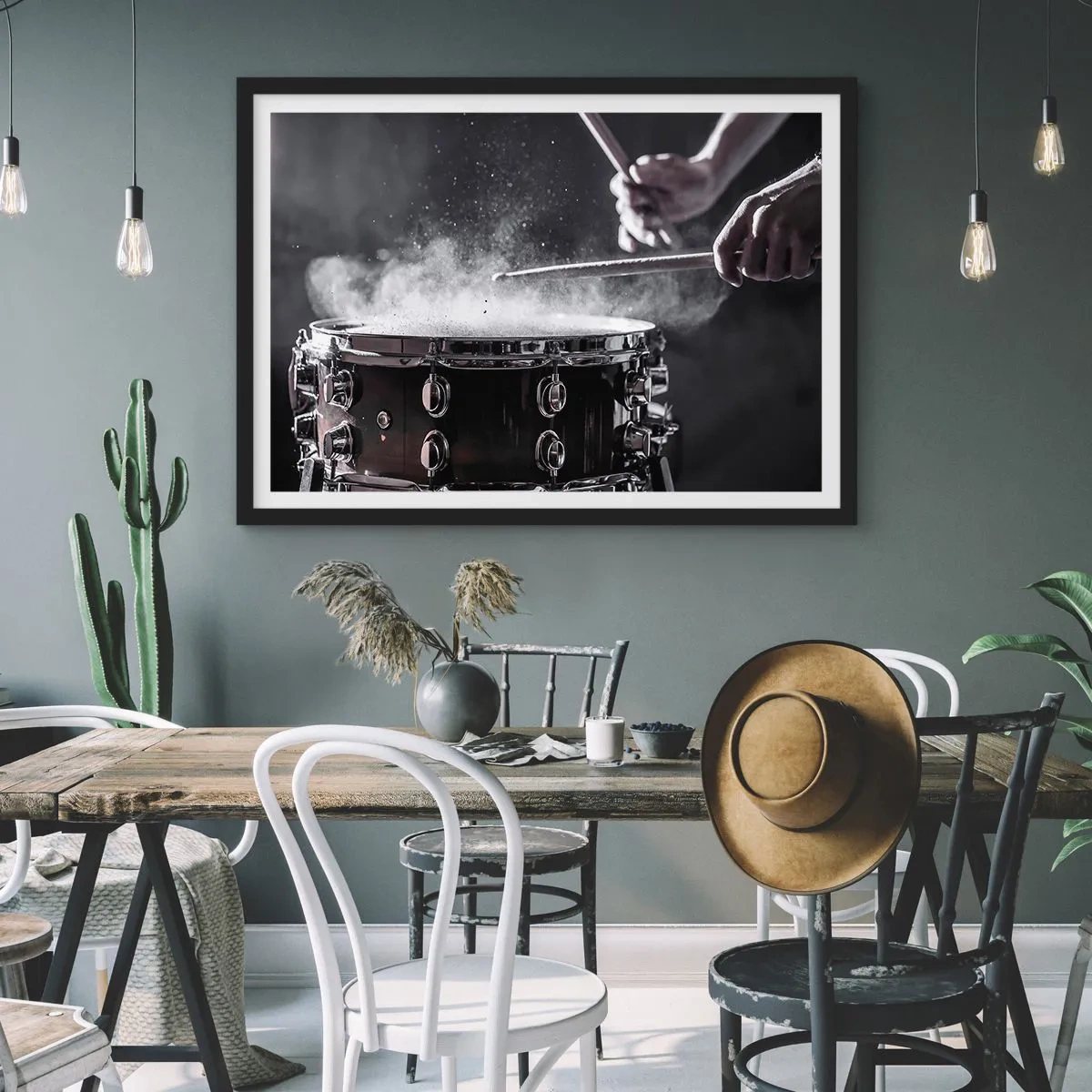 Poster in einem schwarzem Rahmen - Schlagen der Snare Drum mit Sticks mit Staubeffekt - 70x50cm - Der Puls der Musik - Moderne Wanddekoration für Wohnzimmer und Schlafzimmer ARTTOR