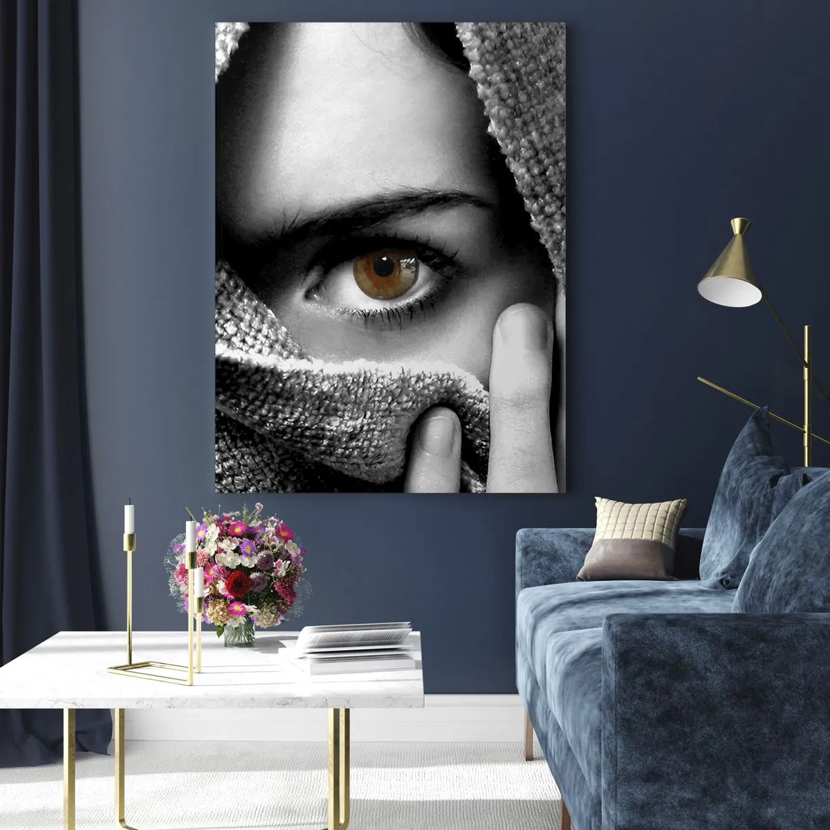 Glasbild - Bild auf glas - Ein Auge versteckt sich hinter einer monochromen Stoffstruktur - 50x70cm - Erfahre das Geheimnis - Moderne Wanddekoration für Wohnzimmer und Schlafzimmer ARTTOR