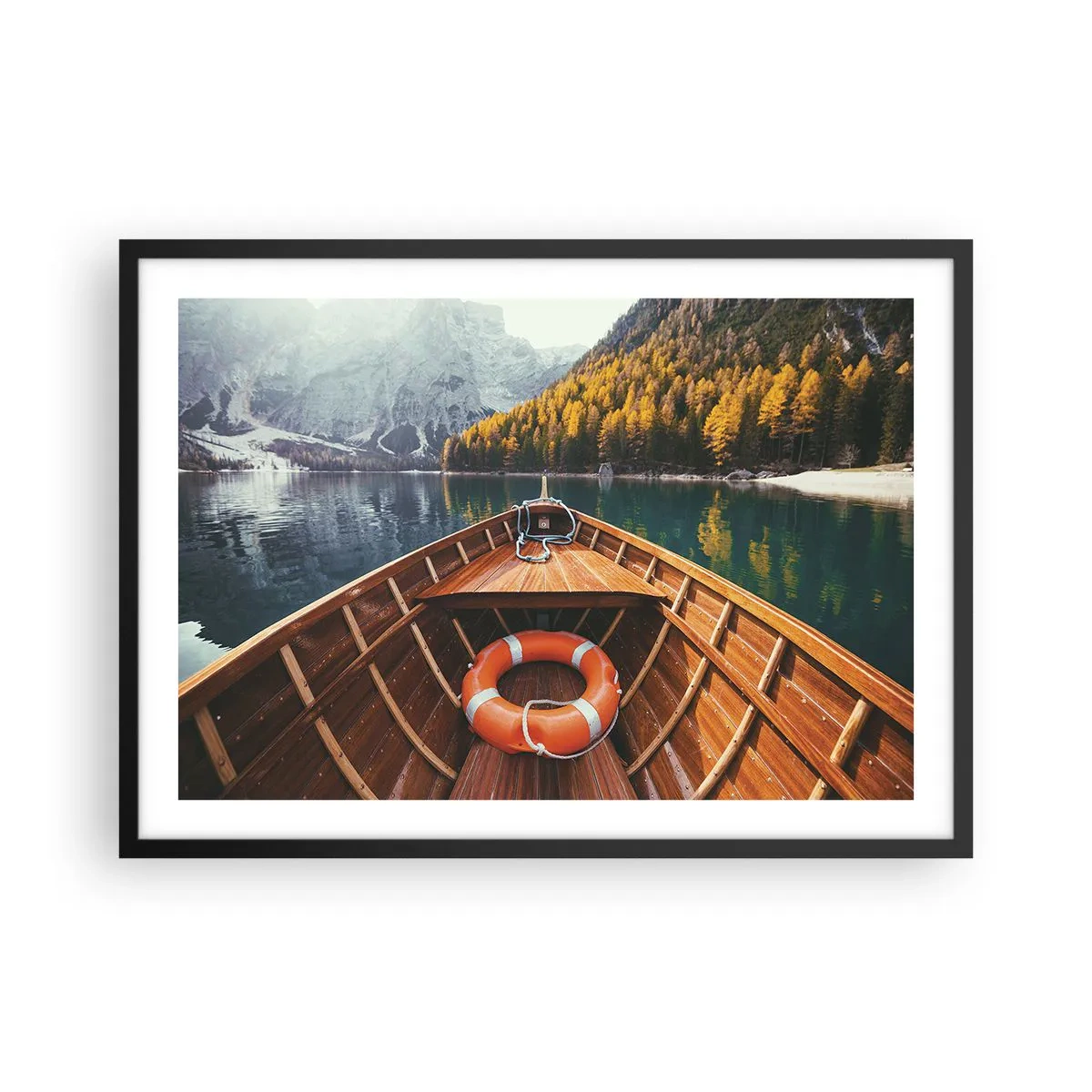 Poster in einem schwarzem Rahmen - Ein Holzboot auf einem von Wald umgebenen Bergsee - 70x50cm - Bergreise - Moderne Wanddekoration für Wohnzimmer und Schlafzimmer ARTTOR