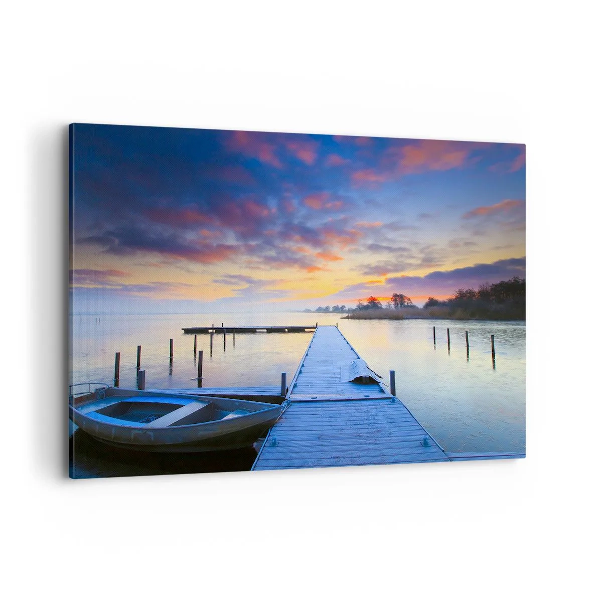 Bild auf Leinwand - Leinwandbild - Ein Seesteg bei Sonnenuntergang mit einem Boot am Ufer - 120x80cm - Violett-goldene Ruhe - Moderne Wanddekoration für Wohnzimmer und Schlafzimmer ARTTOR