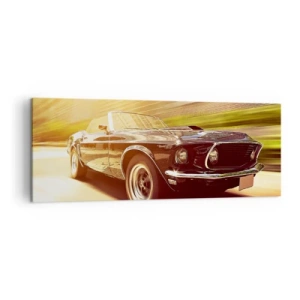 Bild auf Leinwand - Leinwandbild - Ein Oldtimer in Bewegung vor urbaner Kulisse - 140x50cm - 1967 - die Legende kehrt zurück - Moderne Wanddekoration für Wohnzimmer und Schlafzimmer ARTTOR