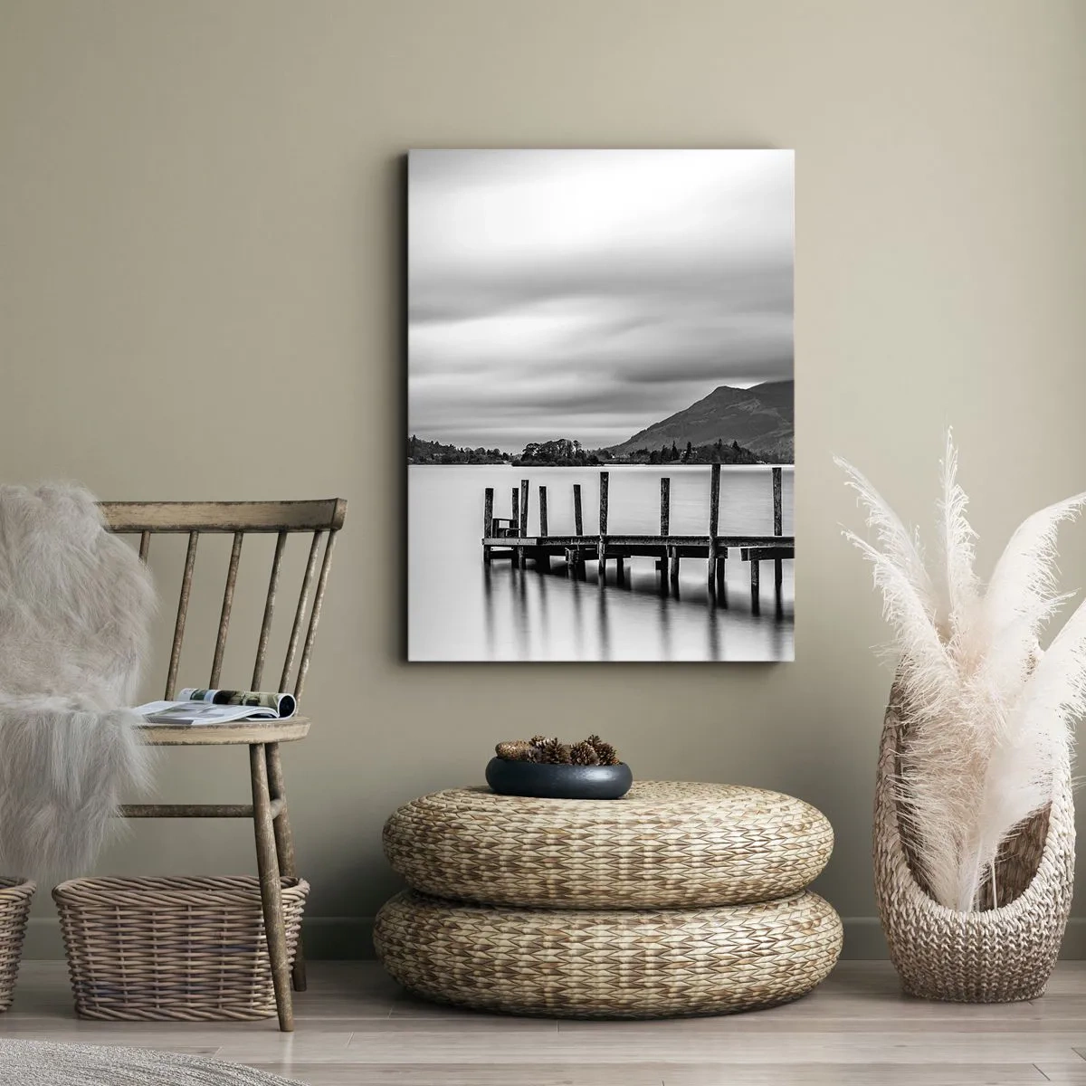 Bild auf Leinwand - Leinwandbild - Schwarz-weiße Landschaft mit einem Pier über einem See - 80x120cm - Milde und Kraft - Moderne Wanddekoration für Wohnzimmer und Schlafzimmer ARTTOR