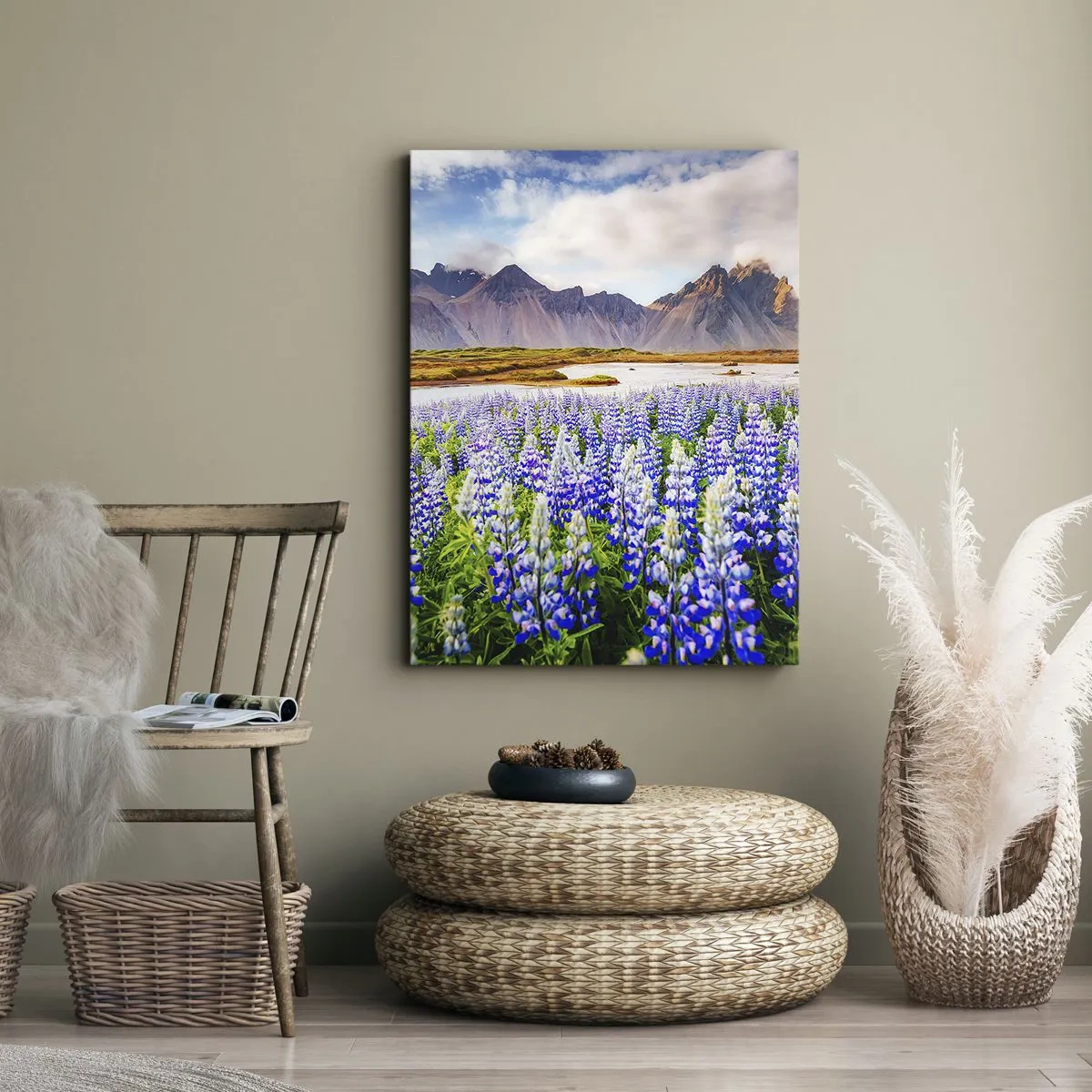 Bild auf Leinwand - Leinwandbild - Blumen in einer Berglandschaft mit malerischem Himmel - 70x100cm - Kraft und Strenge neben Sanftmut - Moderne Wanddekoration für Wohnzimmer und Schlafzimmer ARTTOR